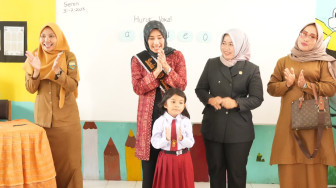 Bunda PAUD Kabupaten Muaro Jambi, Faradillah Zahara Bachyuni Tinjau Proses Belajar Murid Baru Sekolah Dasar di Mestong