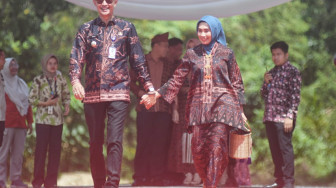 Keren Jugo Pak PJ Bupati Muaro Jambi, Bachyuni Deliansyah dan Isteri Jadi Model Batik Muaro Jambi