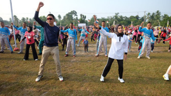 Senang Nian Pj Bupati Muaro Jambi, Bachyuni Deliansyah Senam Sehat Bersama Hesnidar Haris dan Warga.