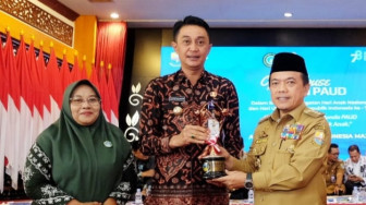 Gubernur Jambi Serahkan Penghargaan Kabupaten Layak Anak Kepada Pj Muaro Jambi, Bachyuni Deliansyah.