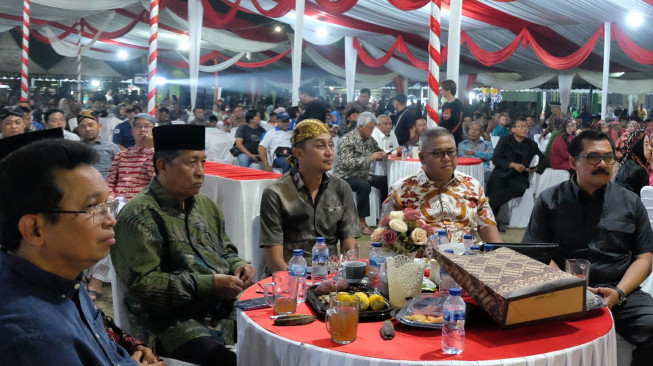 Bachyuni Deliansyah Nonton Wayang Bersama Danrem 042 Garuda.