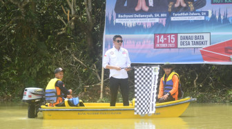 Pj Bupati Muaro Jambi, Bachyuni Deliansyah Membuka Lomba Perahu Dayung di Danau Bata, Desa Tangkit.