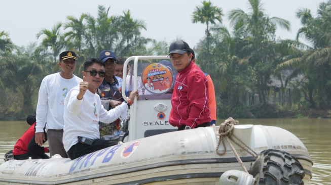Al Haris dan Bachyuni Deliansyah Saksikan lomba Perahu dan Hiburan Rakyat di Danau Bata, Desa Tangkit.