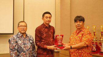 Bachyuni Deliansyah Terima Award Udara Bersih Indonesia Dari IPB Bogor.