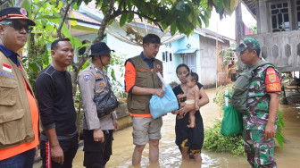 Pj Bupati Muarojambi Sambangi Korban Banjir Sekaligus Antar Bantuan