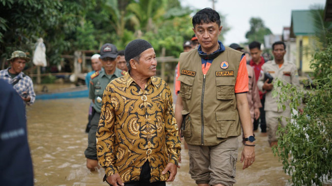 Pj Bupati Muarojambi Tinjau Korban Banjir di Desa Rondang dan Londerang