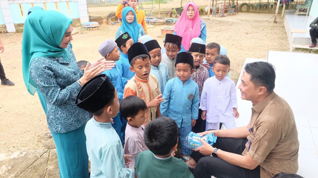 Bachyuni dan Faradillah Kunjungi TK Riyadul Huda II