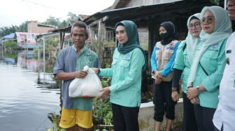 Faradilla Zahara Berikan Bantuan Warga Terdampak Banjir