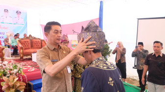 Pj Bupati Kukuhkan Pengurus Lembaga Adat Melayu Jambi Desa Ujung Tanjung