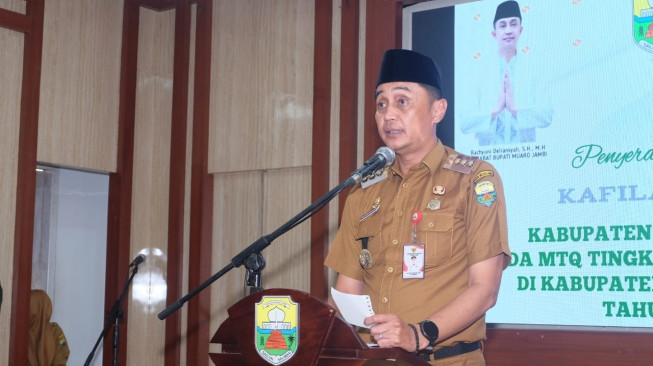 PJ Bupati Muaro Jambi Serahkan Bonus Kafilah MTQ