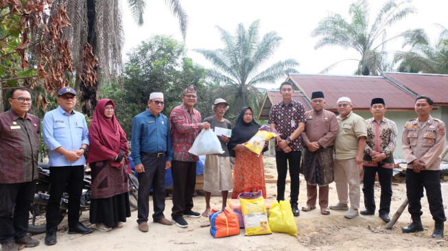 Pemkab Muaro Jambi Berikan Bantuan Korban Kebakaran