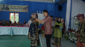 Bachyuni Kukuhkan Datuk Penghulu Desa Mekar Jaya