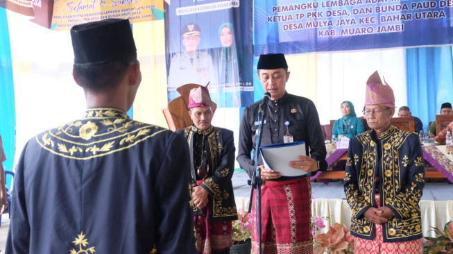 PJ Bupati Kukuhkan Pengurus LAM Jambi Desa Mulya Jaya