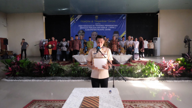 Bachyuni Serahkan SK PPPK Pemkab Muaro Jambi