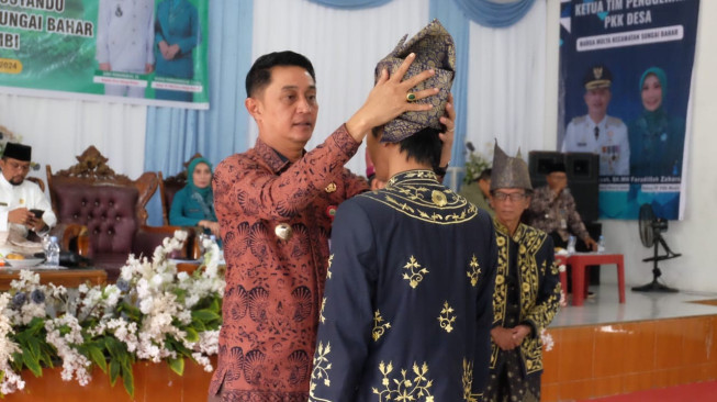 PJ Bupati Muaro Jambi Kukuhkan Datuk Penghulu LAM Jambi Desa Marga Mulya