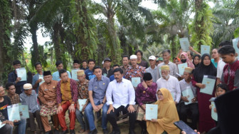 Bachyuni Dampingi Menteri ATR/BPN Bgikan Sertifkat Tanah di Sungai Gelam