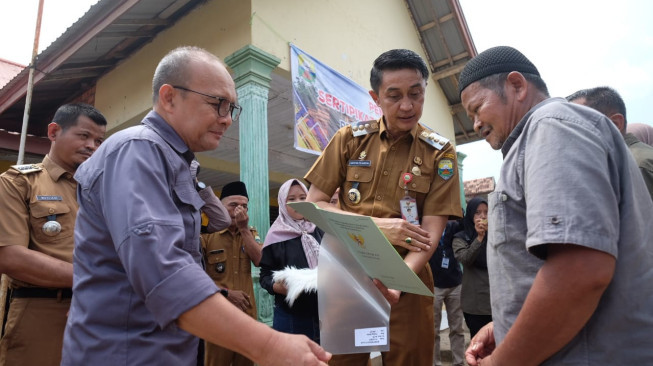 Bachyuni serahkan Sertipikat Hak Milik, Program Redistibusi Pertanahan