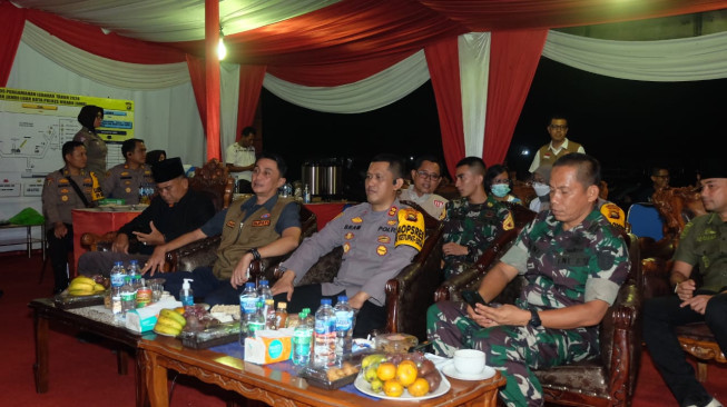 Bachyuni Deliansyah Didampingi Kapolres Muaro Jambi AKBP Wahyu Bram Ikuti Zoom Meeting Dengan Kapolda Jambi,